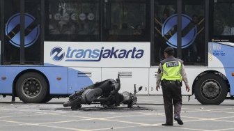 Suasana di Jalan MH Thamrin, tepatnya di depan gedung Sarinah, ketika digunakan untuk kegiatan syuting film berdasarkan peristiwa Bom Thamrin, di Jakarta, Sabtu (14/4/2018). [Suara.com/Kurniawan Mas'ud]