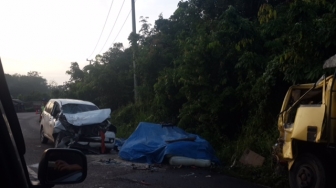 Avanza vs Truk 'Adu Banteng', Mobil Ringsek dan 2 Orang Tewas