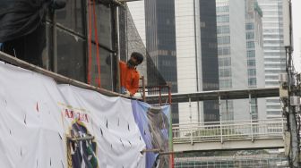 Pekerja melakukan perawatan patung Jenderal Sudirman di Jakarta, Senin (16/4/2018). [suara.com/Oke Atmaja]