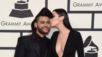 The Weeknd dan Bella Hadid Kepergok Ciuman di Coachella