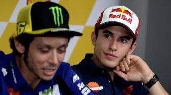 Cairkan Suasana, Bos MotoGP Berencana Damaikan Marquez dan Rossi