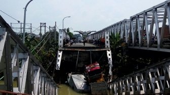 Jembatan Ambruk, Dua Sopir Tewas Terjebak di Truk yang Terperosok