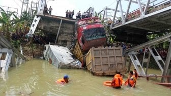 Menteri PU Duga Ambruknya Jembatan Cincin Karena Kelebihan Beban