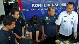 Kepala Badan Narkotika Nasional Provinsi (BNNP) Jateng Brigjen Pol Tri Agus Heru (kanan) didampingi Kabid Pemberantasan AKBP Suprinarto (kedua kanan) menginterogasi tiga tersangka kasus peredaran narkotika jenis sabu seberat 3,2 kg, TY (kiri),BD (kedua kiri), dan IM (ketiga kiri), saat rilis perkara tersebut di Semarang, Jawa Tengah, Selasa (17/4).