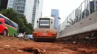 Penataan jalan dan trotoar di Jalan Sudirman, Jakarta, Selasa(17/4). 