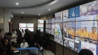 Komisi Pemilihan Umum (KPU) menggelar video conference untuk memantau persiapan pencocokan dan penelitian (coklit) data pemilih Pemilu 2019, di ruang operasi lantai 2 gedung KPU RI, Jakarta, Selasa (17/4).