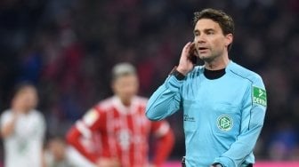 Wasit Kasih Penalti di Waktu Turun Minum, Pelatih Freiburg Cuma Bisa Geleng-geleng Kepala