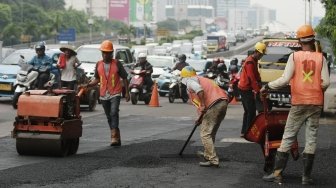 Pengaspalan di Jalan Gatot Subroto