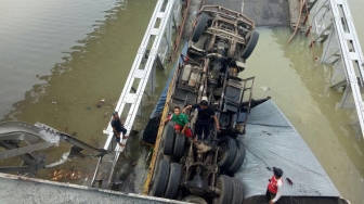 Jembatan Widang Tuban Ambruk, Lalu Lintas Dialihkan ke Bojonegoro