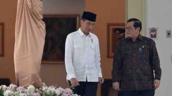 Presiden Joko Widodo (kiri) berbincang dengan Seskab Pramono Anung sebelum memimpin rapat kerja persiapan Asian Games XVIII di Istana Bogor, Jawa Barat, Rabu (18/4).