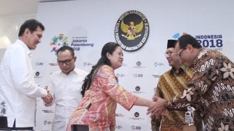 Menteri Agama (Mendag) Lukman Hakim Saifuddin, Menteri Ketenagakerjaan (Menaker) Hanif Dhakiri dan Menteri Pendayagunaan Aparatur Negara dan Reformasi Birokrasi (MenpanRB) Asman Abnur, disaksikan Menteri Koordinator Pembangunan Manusia dan Kebudayaan (Menko PMK) Puan Maharani dan Menteri Perhubungan (Menhub) Budi Karya Sumadi, menandatangani Surat Keputusan Bersama (SKB) tiga Menteri di kantor Kemenko PMK terkait penambahan hari cuti bersama untuk perayaan Hari Raya Idul Fitri 1439 H, Jakarta, Rabu (18/4). 