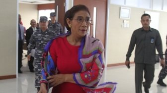 Menteri KKP Susi Pudjiastuti bersama satgas 115 memberikan keterangan pers tentang tindak lanjut penangkapan kapal STS-50 buronan Interpol di Gedung Kementerian Kelautan dan Perikanan, Jakarta, Rabu (18/4).