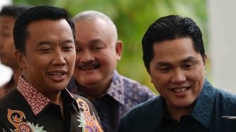 Menpora Imam Nahrawi (kiri), Ketua INASGOC Erick Thohir (kanan) dan Gubernur Sumatra Selatan Alex Noerdin menjawab pertanyaan wartawan seusai mengikuti rapat kerja persiapan Asian Games XVIII di Istana Bogor, Jawa Barat, Rabu (18/4). 