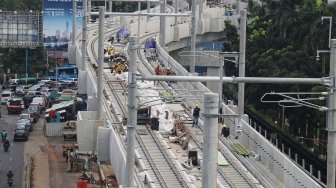 Pekerja menyelesaikan pemasangan rel kereta proyek mass rapid transit (MRT) di Jalan Sisingamangaraja, Jakarta, Selasa (17/4). 