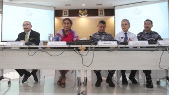 Menteri KKP Susi Pudjiastuti bersama satgas 115 memberikan keterangan pers tentang tindak lanjut penangkapan kapal STS-50 buronan Interpol di Gedung Kementerian Kelautan dan Perikanan, Jakarta, Rabu (18/4).