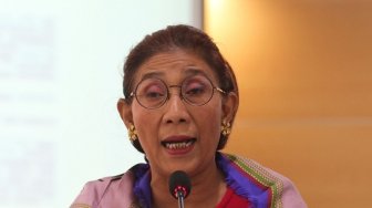 Menteri KKP Susi Pudjiastuti bersama satgas 115 memberikan keterangan pers tentang tindak lanjut penangkapan kapal STS-50 buronan Interpol di Gedung Kementerian Kelautan dan Perikanan, Jakarta, Rabu (18/4).