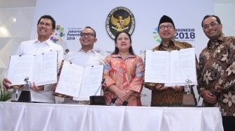 Menteri Agama (Mendag) Lukman Hakim Saifuddin, Menteri Ketenagakerjaan (Menaker) Hanif Dhakiri dan Menteri Pendayagunaan Aparatur Negara dan Reformasi Birokrasi (MenpanRB) Asman Abnur, disaksikan Menteri Koordinator Pembangunan Manusia dan Kebudayaan (Menko PMK) Puan Maharani dan Menteri Perhubungan (Menhub) Budi Karya Sumadi, menandatangani Surat Keputusan Bersama (SKB) tiga Menteri di kantor Kemenko PMK terkait penambahan hari cuti bersama untuk perayaan Hari Raya Idul Fitri 1439 H, Jakarta, Rabu (18/4). 