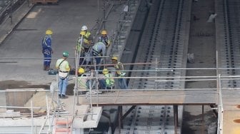 Pekerja menyelesaikan pemasangan rel kereta proyek mass rapid transit (MRT) di Jalan Sisingamangaraja, Jakarta, Selasa (17/4). 