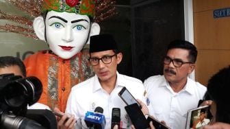 Sandiaga Beri Kaki Palsu ke Korban Tabrak Model Cantik Tiara