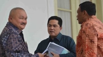 Ketua Inasgoc Erick Thohir (tengah) berbincang dengan Gubernur Sumatra Selatan Alex Noerdin (kiri) dan Wakil Ketua KONI Suwarno seusai mengikuti rapat kerja persiapan Asian Games XVIII di Istana Bogor, Jawa Barat, Rabu (18/4).