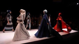 Model memperagakan rancangan busana muslim ketika pembukaaan Muslim Fashion Festival (Mufest) Indonesia 2018 di Jakarta Convention Center, Jakarta, Kamis (19/4). 