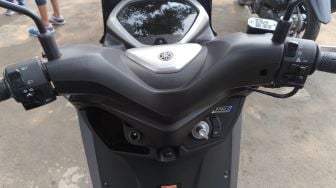 Charger Smartphone di Sepeda Motor Bikin Aki Tekor?
