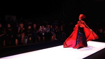 Model memperagakan rancangan busana muslim ketika pembukaaan Muslim Fashion Festival (Mufest) Indonesia 2018 di Jakarta Convention Center, Jakarta, Kamis (19/4). 