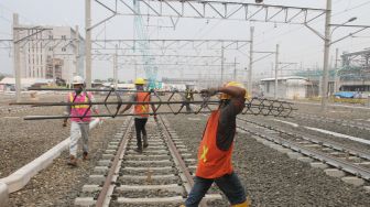 Pembangunan infrastruktur Mass Rapid Transit (MRT) Jakarta dan Depo MRT Lebak Bulus memasuki tahap akhir, Jakarta, Kamis (18/4). 