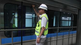 Direktur Utama PT MRT Jakarta William P Sabandar memeriksa rangkaian kereta di Depo MRT Lebak Bulus, Jakarta, Kamis (19/4).