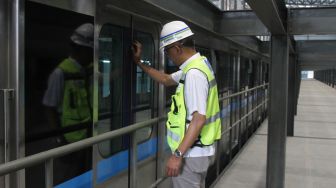 Direktur Utama PT MRT Jakarta William P Sabandar memeriksa rangkaian kereta di Depo MRT Lebak Bulus, Jakarta, Kamis (19/4).