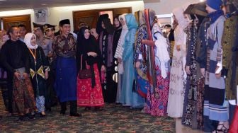 Presiden Joko Widodo (ketiga kiri) melintasi model yang mengenakan karya busana muslim seusai membuka Muslim Fashion Festival (Mufest) Indonesia 2018 di Jakarta Convention Center, Jakarta, Kamis (19/4). 