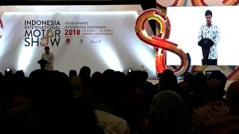 Puji Jokowi, Airlangga Takjub Ada Truk Pakai Plat Nomor RI 1