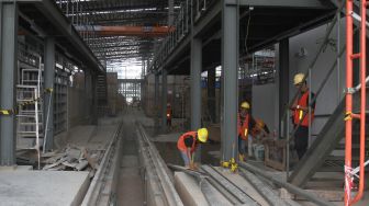 Pembangunan infrastruktur Mass Rapid Transit (MRT) Jakarta dan Depo MRT Lebak Bulus memasuki tahap akhir, Jakarta, Kamis (18/4). 