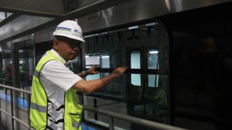 Direktur Utama PT MRT Jakarta William P Sabandar memeriksa rangkaian kereta di Depo MRT Lebak Bulus, Jakarta, Kamis (19/4).