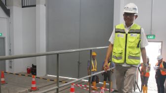 Direktur Utama PT MRT Jakarta William P Sabandar memeriksa rangkaian kereta di Depo MRT Lebak Bulus, Jakarta, Kamis (19/4).