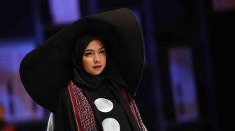 Model memperagakan rancangan busana muslim ketika pembukaaan Muslim Fashion Festival (Mufest) Indonesia 2018 di Jakarta Convention Center, Jakarta, Kamis (19/4). 