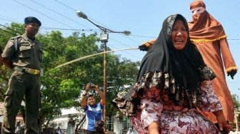 Dituduh Langgar Hukum Aceh, 8 Orang Bukan Pasutri Dicambuk