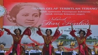 Penari membawakan tarian Serunai pada acara peringatan Hari Kartini di Istana Bogor, Jawa Barat, Sabtu (21/4).