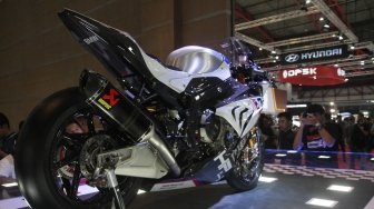 BMW HP4 Race hadir di Indonesia International  Motor Show (IIMS) 2018 di JIExpo Kemayoran, Jakarta, Sabtu (21/4).