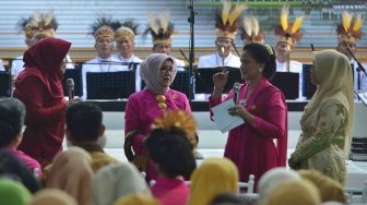 Ibu Negara Iriana Joko Widodo (kedua kanan) bersama Ibu Wakil Presiden Mufidah Jusuf Kalla (Media kiri) berdialog dengan Kepala Yayasan Sayap Ibu Trusti Mulyoni (kanan) dan Pendiri Sahabat Rekan Sebaya dr Aisyah Dahlan ketika menghadiri acara peringatan Hari Kartini di Istana Bogor, Jawa Barat, Sabtu (21/4). 