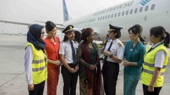 Menteri Kelautan dan Perikanan Susi Pudjiastuti (tengah) berbincang dengan Captain Pilot Capt. Ida Fiqriah (ketiga kanan), First Officer/Co-Pilot Melinda (ketiga kiri) dan sejumlah kru sebelum mengikuti penerbangan khusus "Kartini Flight" GA 204 rute Jakarta - Yogyakarta di Apron Bandara Internasional Soekarno-Hatta di Tangerang, Banten, Sabtu (21/4)