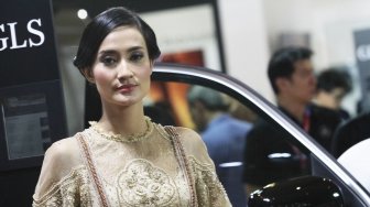 Sales promotion girl (SPG) mengenakan busana kebaya dalam ajang pameran Indonesia International Motor Show (IIMS) di JIExpo Kemayoran, Jakarta, Sabtu (21/4).