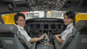 Captain Pilot Capt. Ida Fiqriah (kiri) dan First Officer/Co-Pilot Melinda (kanan) berpose di dalam ruang kokpit usai penerbangan khusus "Kartini Flight" GA 204 rute Jakarta - Yogyakarta di Bandara Internasional Adi Sucipto, Yogyakarta, Sabtu (21/4). 