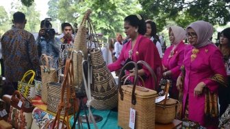 Ibu Negara Iriana Joko Widodo (kedua kanan) bersama Ibu Wakil Presiden Mufidah Jusuf Kalla (kanan), melihat kerajinan tangan ketika menghadiri kegiatan peringatan Hari Kartini di Istana Bogor, Jawa Barat, Sabtu (21/4).