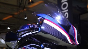 BMW HP4 Race hadir di Indonesia International  Motor Show (IIMS) 2018 di JIExpo Kemayoran, Jakarta, Sabtu (21/4).