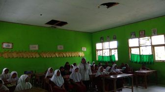 Menyedihkan, Pelajar SDN 2 Jayapura Harus Bawa Kursi dari Rumah