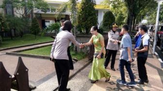 Setiap Minggu, Polwan Berjilbab Kawal Ibadah di Gereja Maluku