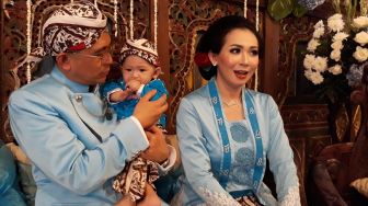 Tedak Siten Anak Poppy Putri Banjir Artis