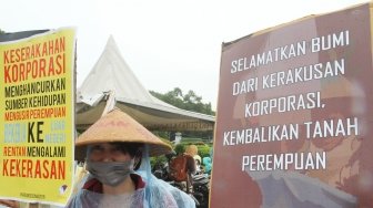 Solidaritas Perempuan melakukan aksi damai memperingati Hari Bumi Sedunia di depan Istana, Jakarta, Senin (23/4).