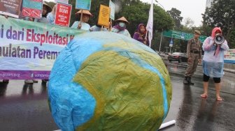 Solidaritas Perempuan melakukan aksi damai memperingati Hari Bumi Sedunia di depan Istana, Jakarta, Senin (23/4).